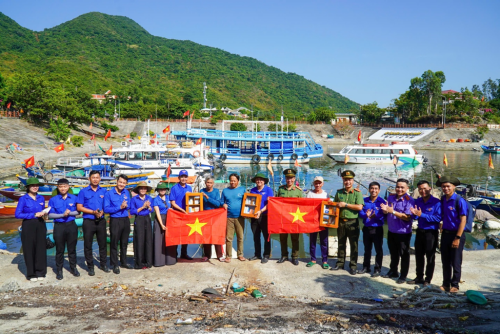 Đoàn thanh niên VKSND thành phố đà nẵng tham gia chương trình...