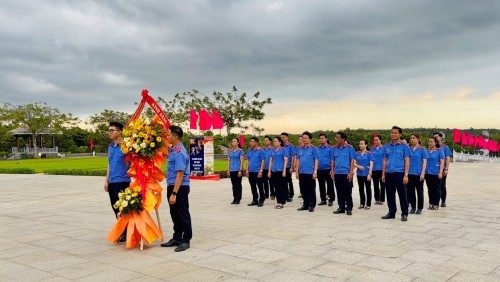 CHI BỘ VKSND KHU VỰC 5 ĐÀ NẴNG PHỐI HỢP VỚI CHI BỘ CÔNG TÁC MIỀN TRUNG TÂY NGUYÊN THUỘC ĐẢNG BỘ VĂN PHÒNG VKSND TỐI CAO DÂNG HOA, DÂNG HƯƠNG TẠI TƯỢNG ĐÀI MẸ VIỆT NAM ANH HÙNG NHÂN KỶ NIỆM 79 NĂM NGÀY THƯƠNG BINH LIỆT SĨ