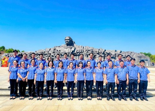 Chi bộ Viện kiểm sát nhân dân khu vực 4 - Đà Nẵng tổ chức hoạt động về nguồn tại Tượng đài Mẹ Việt Nam Anh hùng, kết hợp sinh hoạt chuyên đề quý III năm 2026