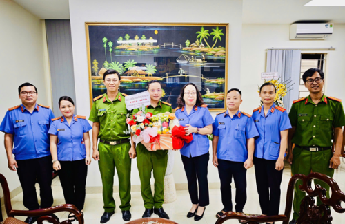 Đại diện Lãnh đạo Công an phường Ngũ Hành Sơn đến thăm, chúc mừng Viện Kiểm sát nhân dân khu vực 2 - Đà Nẵng nhân kỷ niệm 66 năm Ngày thành lập ngành Kiểm sát nhân dân