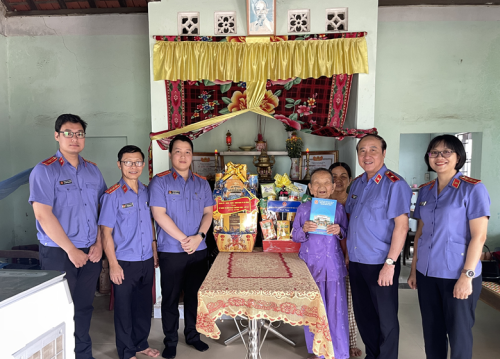 Lãnh đạo Viện KSND thành phố tổ chức thăm, tặng quà Mẹ Việt Nam Anh Hùng nhân dịp kỷ niệm ngày thành lập ngành KSND và ngày Thương binh Liệt sĩ