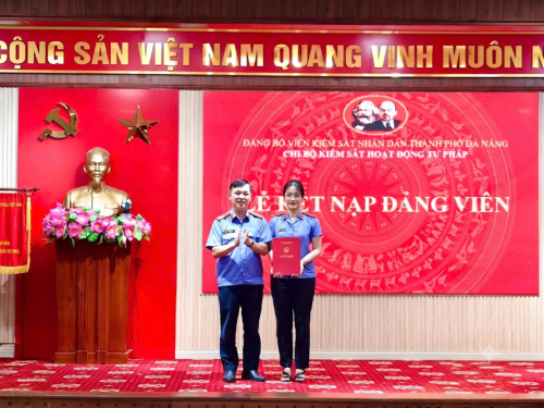 CHI BỘ KIỂM SÁT HOẠT ĐỘNG TƯ PHÁP KẾT NẠP ĐẢNG VIÊN MỚI