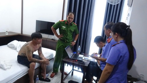 VKSND KHU VỰC 8 - ĐÀ NẴNG TRỰC TIẾP KIỂM SÁT BẮT NGƯỜI PHẠM TỘI QUẢ TANG, KHÁM XÉT KHẨN CẤP VÀ KHÁM NGHIỆM HIỆN TRƯỜNG VỤ ÁN MA TÚY