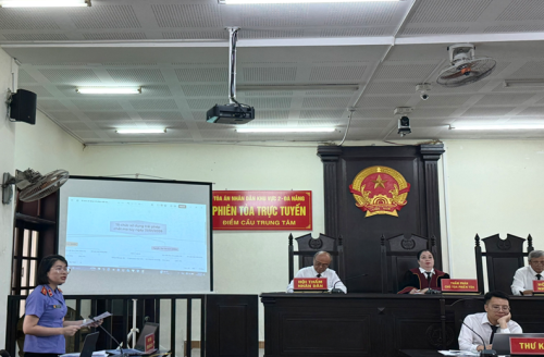 VIỆN KIỂM SÁT NHÂN DÂN KHU VỰC 2 - ĐÀ NẴNG PHỐI HỢP TỔ CHỨC PHIÊN TÒA RÚT KINH NGHIỆM KẾT HỢP TRÌNH CHIẾU CHỨNG CỨ VỤ ÁN "TỔ CHỨC SỬ DỤNG TRÁI PHÉP CHẤT MA TÚY"