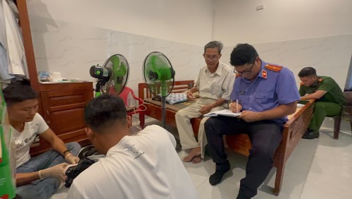 Mất hơn 8 cây vàng tại nhà dân, Kiểm sát viên VKSND khu vực 11 trực tiếp kiểm sát khám nghiệm hiện trường