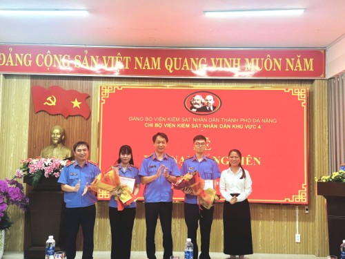 Chi bộ Viện kiểm sát nhân dân khu vực 4 - Đà Nẵng tổ chức Lễ kết nạp đảng viên và sinh hoạt Chi bộ tháng 8