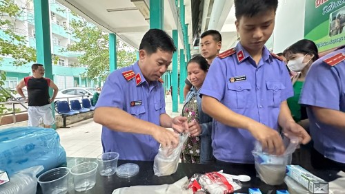 VIỆN KIỂM SÁT NHÂN DÂN KHU VỰC 10 – ĐÀ NẴNG TIẾP TỤC LAN TỎA YÊU THƯƠNG QUA CHƯƠNG TRÌNH “BÁT CHÁO TÌNH THƯƠNG”