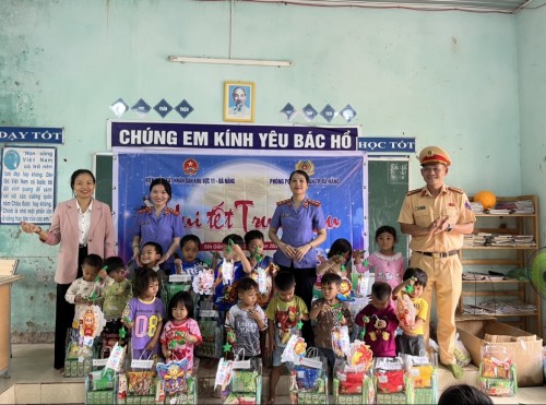 Chi đoàn Viện kiểm sát nhân dân khu vực 11 mang Tết Trung thu đến với trẻ em vùng cao