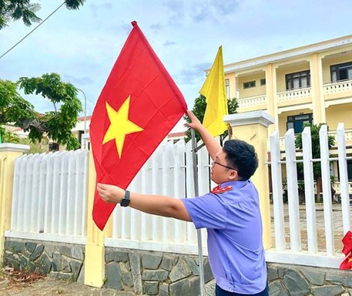 Chi đoàn VKSND khu vực 10 ra quân vệ sinh đơn vị, treo cờ chào mừng Quốc khánh 02/9