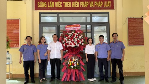 Đoàn Viện Kiểm sát nhân dân Khu vực 10 - Đà Nẵng thăm, chúc mừng Tòa án nhân dân Khu vực 10 - Đà Nẵng nhân kỷ niệm 81 năm Ngày truyền thống Tòa án nhân dân