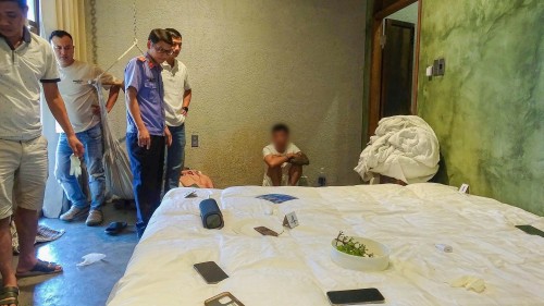 Kiểm sát viên Viện Kiểm sát nhân dân khu vực 10 – Đà Nẵng tham gia khám nghiệm hiện trường vụ bắt quả tang tổ chức sử dụng trái phép chất ma túy tại phường Hội An Tây