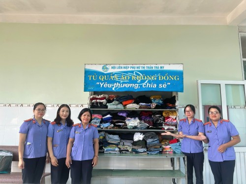 PHỤ NỮ VKSND KHU VỰC 8 – ĐÀ NẴNG CHUNG TAY QUYÊN GÓP QUẦN ÁO ẤM, LAN TỎA YÊU THƯƠNG NHÂN NGÀY PHỤ NỮ VIỆT NAM 20/10