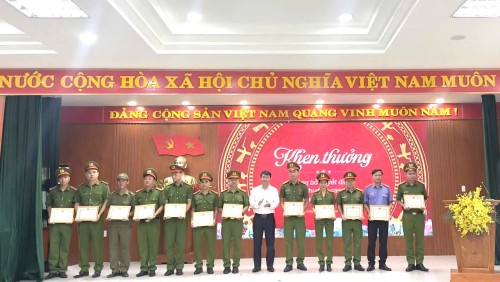 Viện kiểm sát nhân dân (VKSND) khu vực 4 được khen thưởng vì đã có thành tích xuất sắc trong đợt cao điểm 45 ngày đêm tổng rà soát, phát hiện, đấu tranh tội phạm về ma túy
