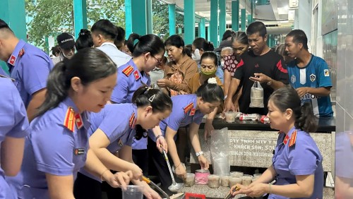 VIỆN KIỂM SÁT NHÂN DÂN KHU VỰC 10 – ĐÀ NẴNG TIẾP TỤC LAN TỎA YÊU THƯƠNG QUA CHƯƠNG TRÌNH “BÁT CHÁO TÌNH THƯƠNG”