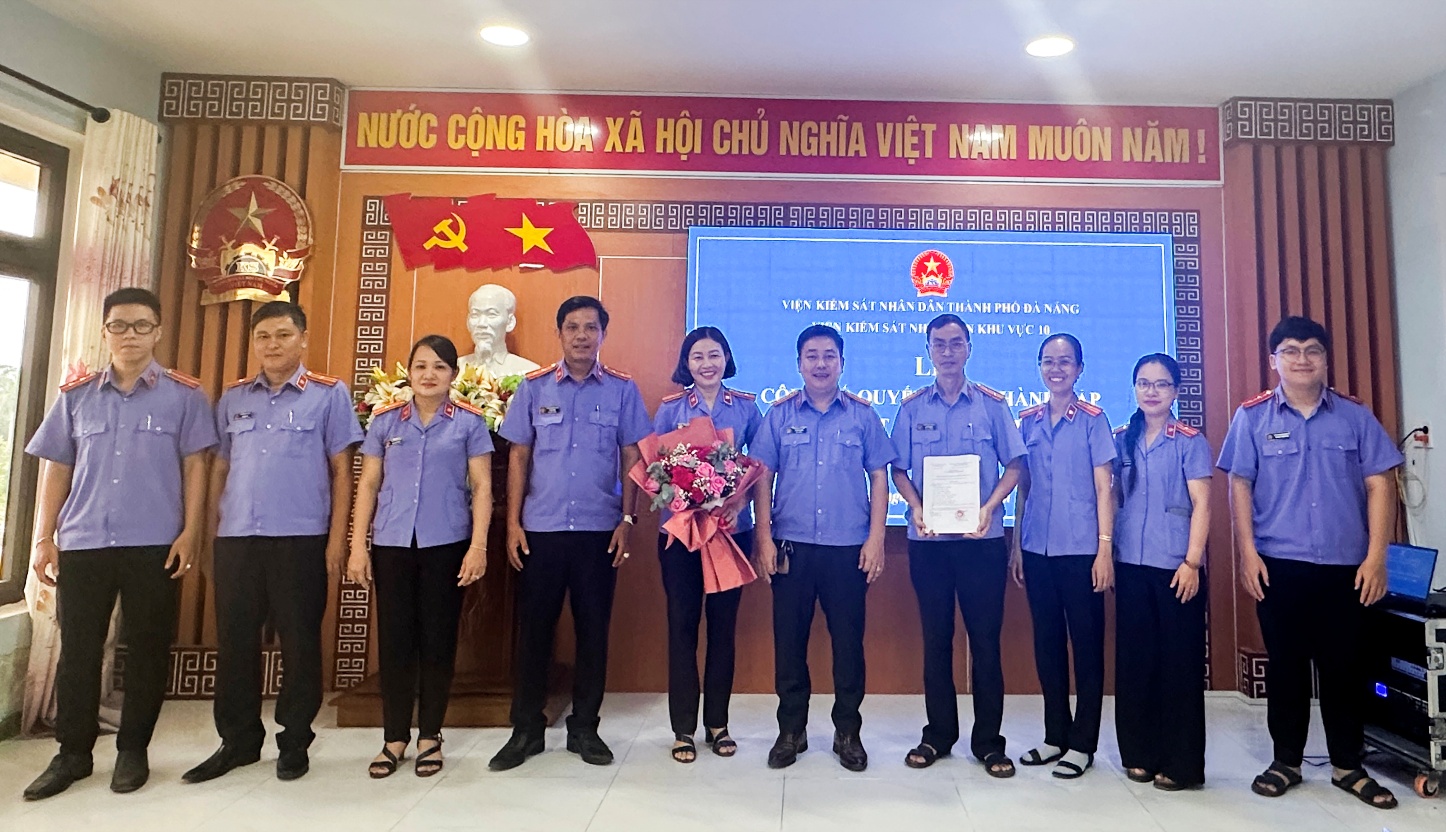 ''Ảnh có chứa trang phục, người, giày dép, nhóm

Nội dung do AI tạo ra có thể không chính xác.''