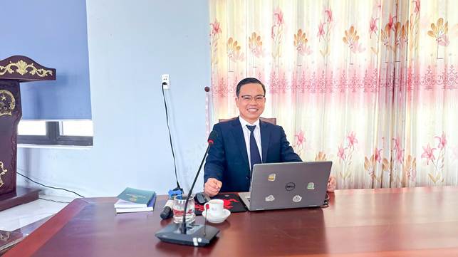 ''Ảnh có chứa trong nhà, bộ đồ, tường, trang phục

Nội dung do AI tạo ra có thể không chính xác.''