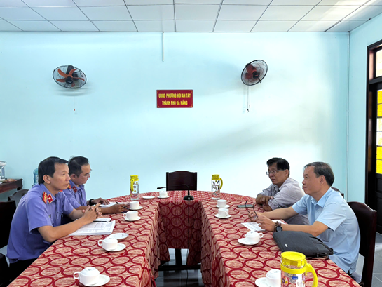 '''Ảnh có chứa người, trang phục, trong nhà, tường

Nội dung do AI tạo ra có thể không chính xác.'''