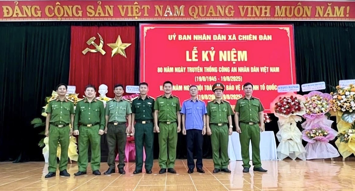 Description: D:\2025\báo cáo\Tin bài\thanh lap nganh 3.jpg