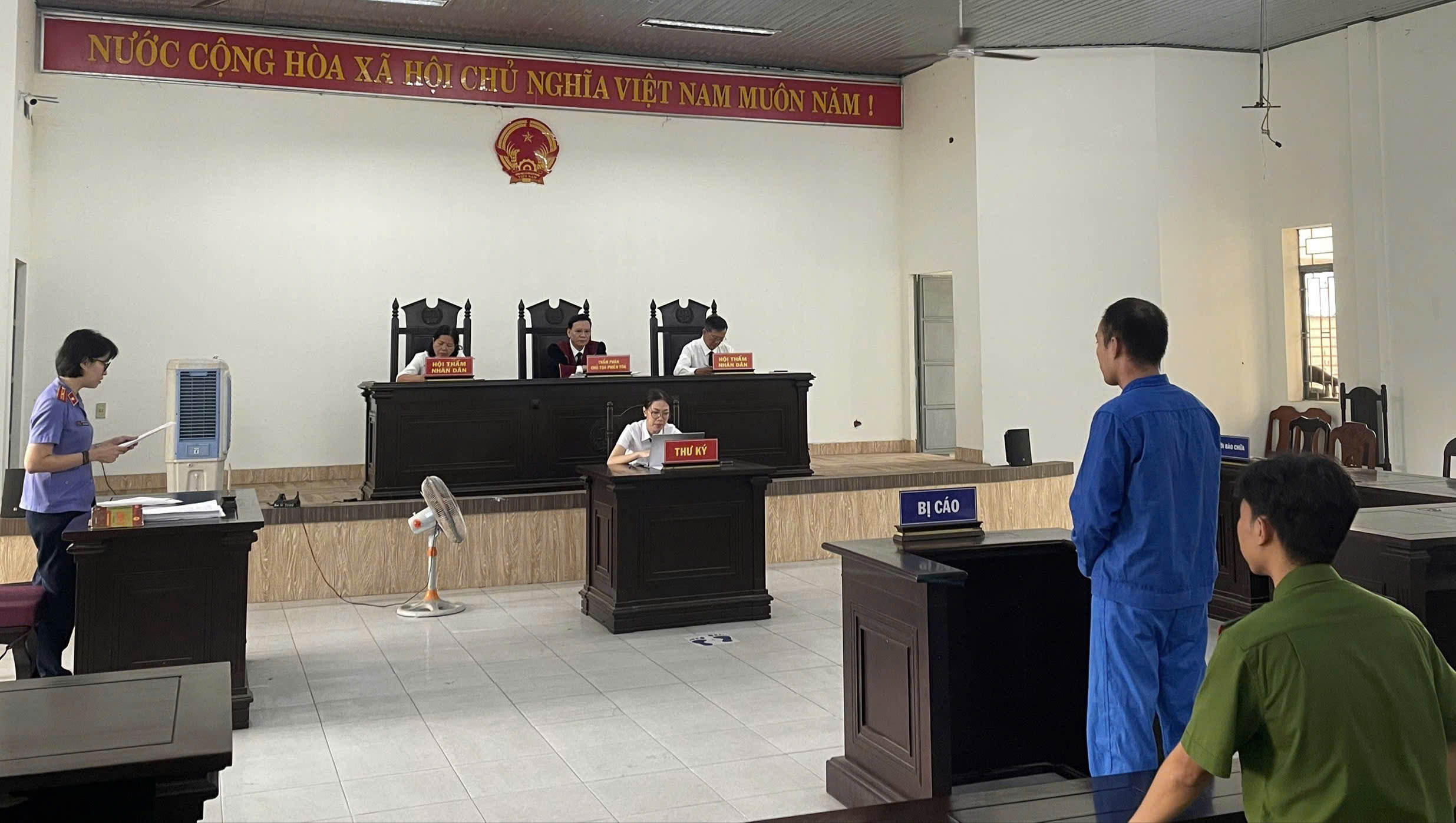 Phiên toà xét xử bị cáo Dương Hữu Trung Hoàng
