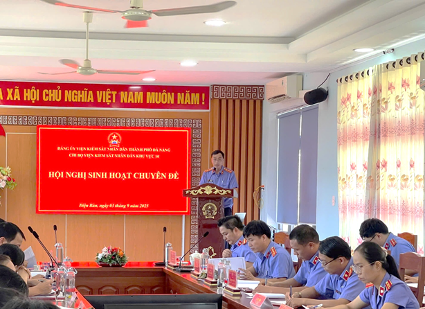 '''Ảnh có chứa văn bản, trong nhà, trang phục, người

Nội dung do AI tạo ra có thể không chính xác.'''