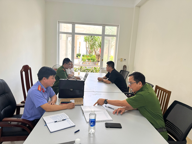 '''Ảnh có chứa trong nhà, đồ đạc, người, trang phục

Nội dung do AI tạo ra có thể không chính xác.'''