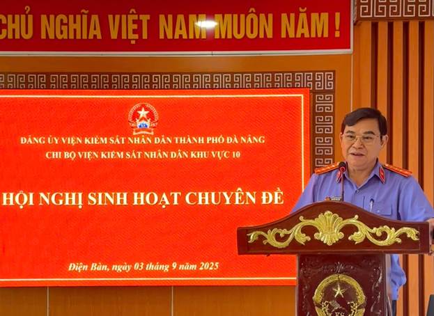 '''Ảnh có chứa văn bản, trang phục, Bục phát biểu, Bục

Nội dung do AI tạo ra có thể không chính xác.'''