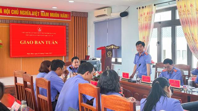 ''Ảnh có chứa trang phục, văn bản, người, ghế

Nội dung do AI tạo ra có thể không chính xác.''