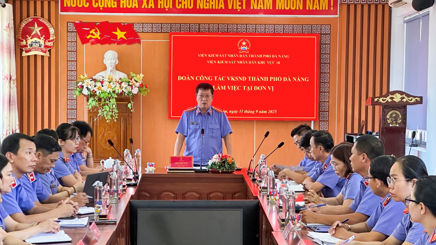 ''''Ảnh có chứa văn bản, trang phục, trong nhà, tòa nhà

Nội dung do AI tạo ra có thể không chính xác.''''