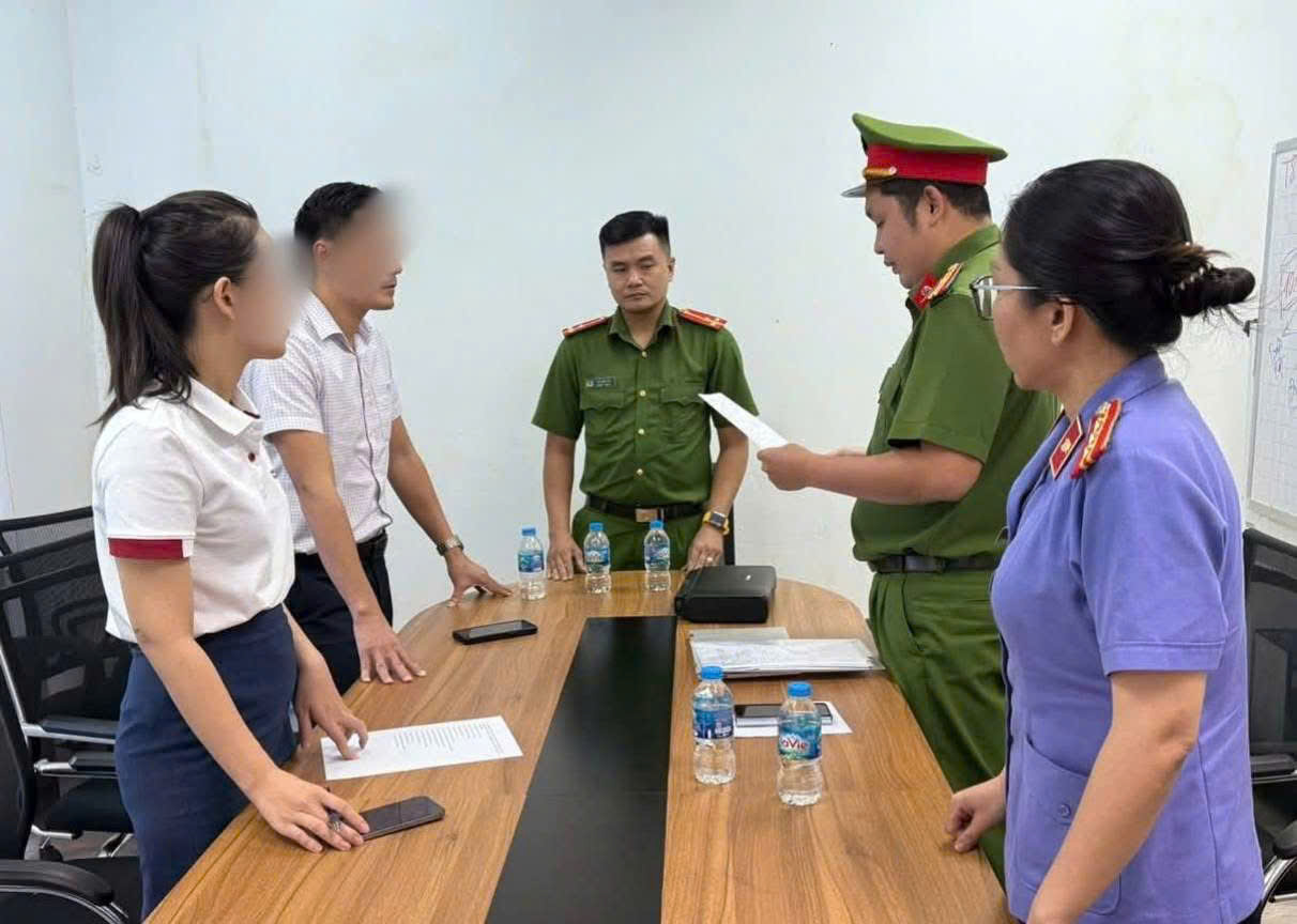 Kiểm sát viên VKSND TP Đà Nẵng tham gia khám xét vụ án “Rửa tiền” với quy mô 30.000 tỷ