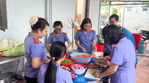 '''Ảnh có chứa trang phục, người, cậu bé, cô gái
Nội dung do AI tạo ra có thể không chính xác.'''