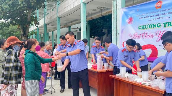 '''Ảnh có chứa trang phục, người, đàn ông, giày dép
Nội dung do AI tạo ra có thể không chính xác.'''