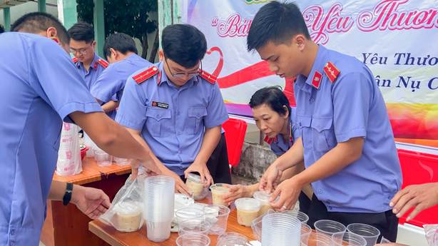 '''Ảnh có chứa trang phục, người, đàn ông, nhóm
Nội dung do AI tạo ra có thể không chính xác.'''