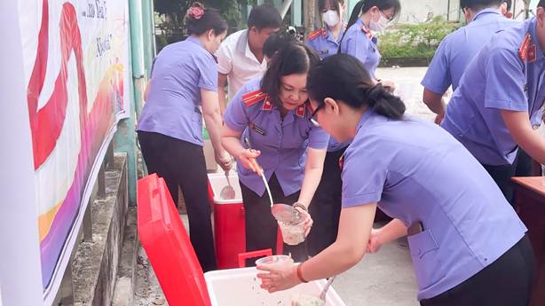 '''Ảnh có chứa trang phục, người, đàn ông, ngoài trời
Nội dung do AI tạo ra có thể không chính xác.'''