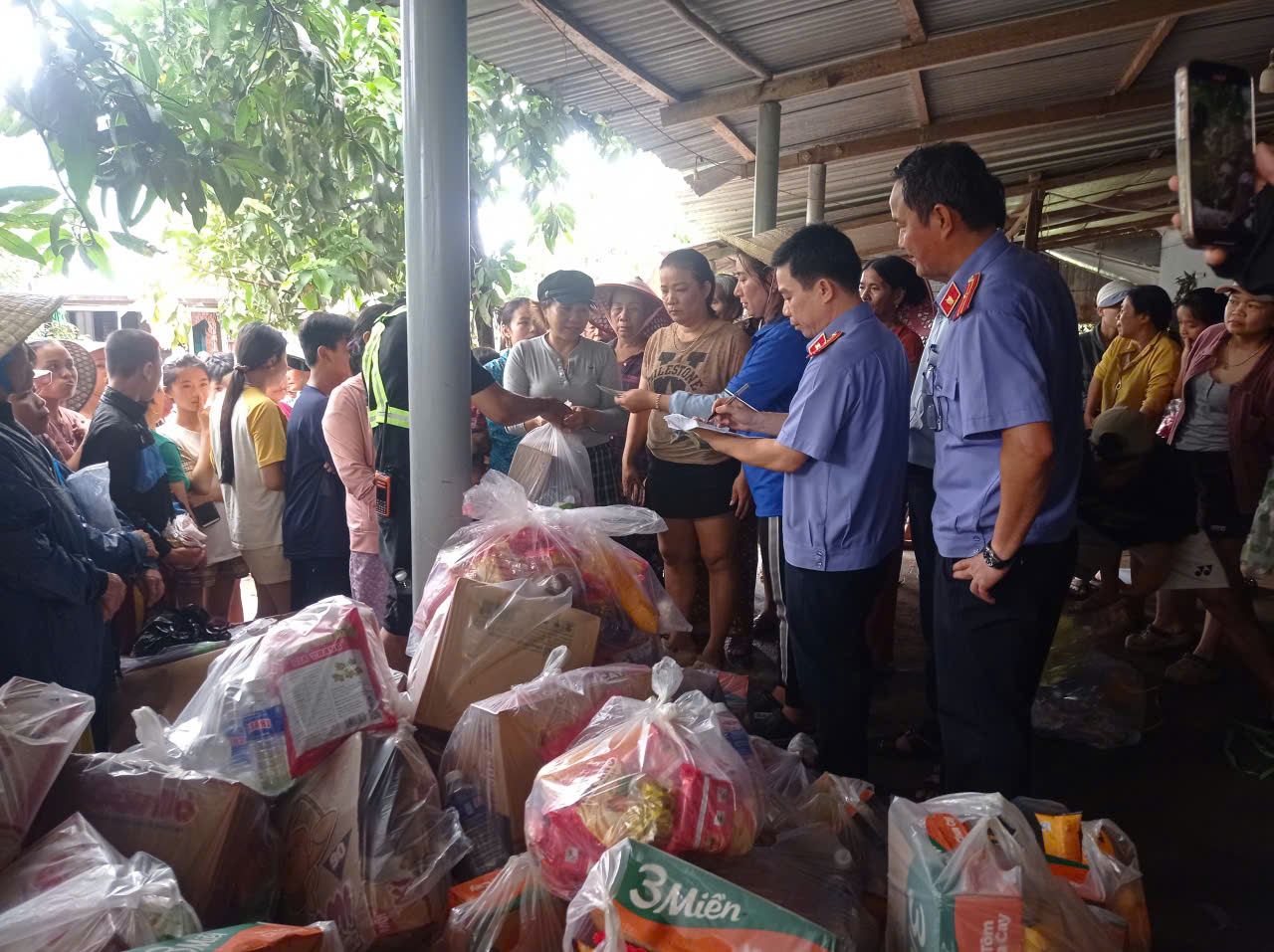 Description: D:\2025\báo cáo\Tin bài\tặng quà 2.jpg