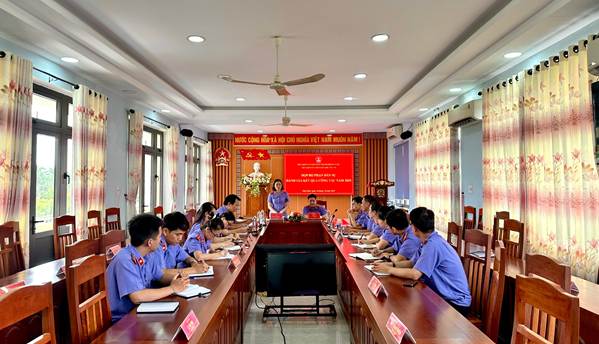 '''Ảnh có chứa trong nhà, đồ đạc, ghế, người

Nội dung do AI tạo ra có thể không chính xác.'''