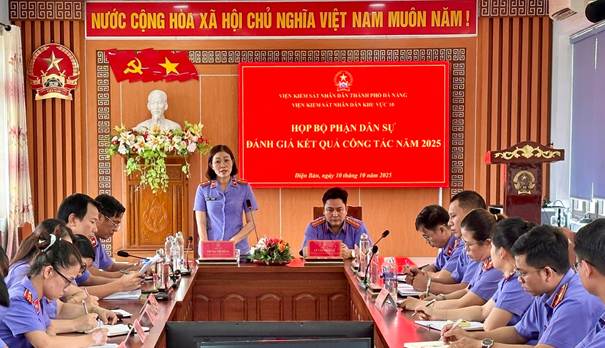 '''Ảnh có chứa trang phục, người, văn bản, trong nhà

Nội dung do AI tạo ra có thể không chính xác.'''