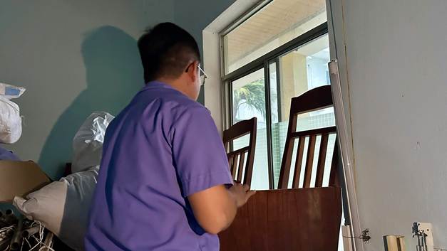 '''Ảnh có chứa người, tường, trang phục, trong nhà

Nội dung do AI tạo ra có thể không chính xác.'''