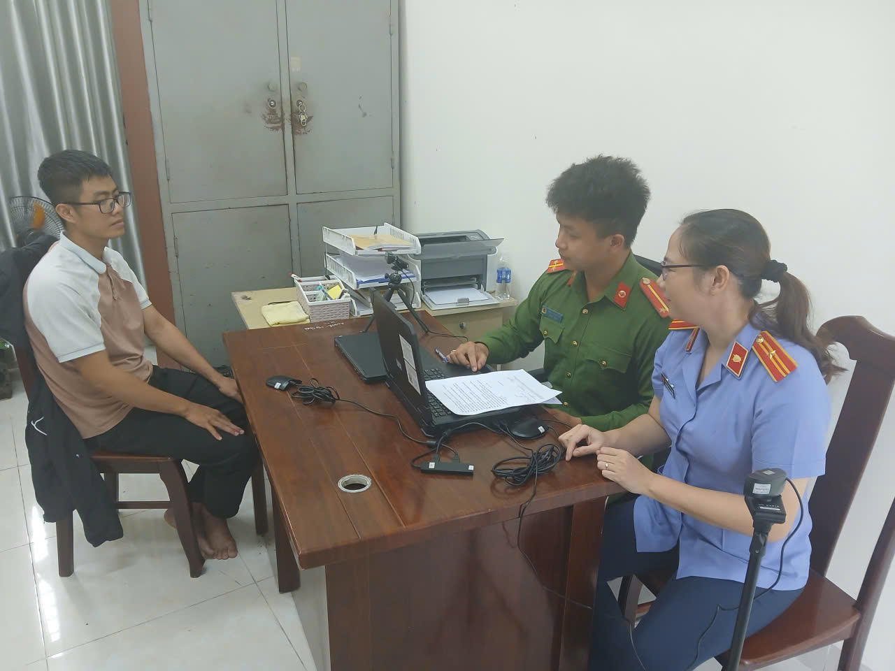Kiểm sát viên Viện kiểm sát nhân dân khu vực 2 – Đà Nẵng tham gia hỏi cung bị can thực hiện việc ghi hình có âm thanh
