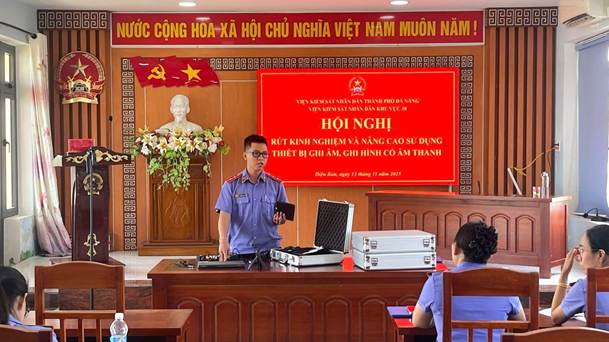 '''Ảnh có chứa văn bản, đồ đạc, trang phục, trong nhà

Nội dung do AI tạo ra có thể không chính xác.'''