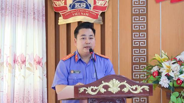 '''Ảnh có chứa trang phục, người, hoa, Mặt người

Nội dung do AI tạo ra có thể không chính xác.'''