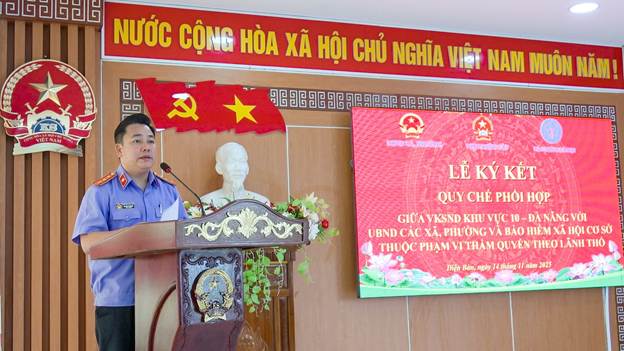 '''Ảnh có chứa văn bản, trang phục, người, tường
Nội dung do AI tạo ra có thể không chính xác.'''