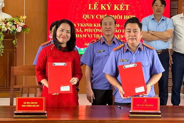 '''Ảnh có chứa trang phục, người, cười, văn bản
Nội dung do AI tạo ra có thể không chính xác.'''