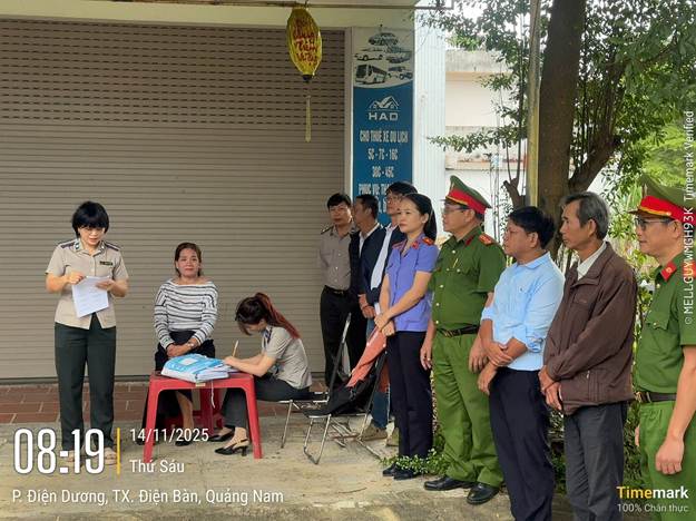 '''Ảnh có chứa trang phục, người, đàn ông, giày dép

Nội dung do AI tạo ra có thể không chính xác.'''