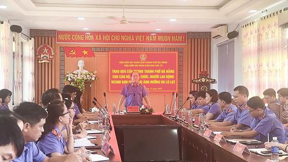 '''Ảnh có chứa trong nhà, văn bản, người, trang phục

Nội dung do AI tạo ra có thể không chính xác.'''