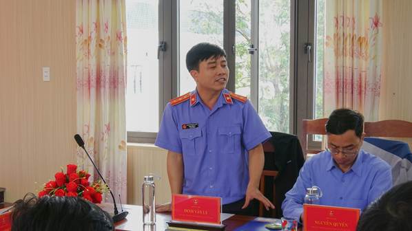 '''Ảnh có chứa trang phục, người, trong nhà, Mặt người
Nội dung do AI tạo ra có thể không chính xác.'''