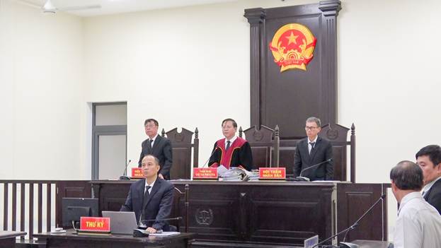 '''Ảnh có chứa đàn ông, trang phục, người, bộ đồ

Nội dung do AI tạo ra có thể không chính xác.'''