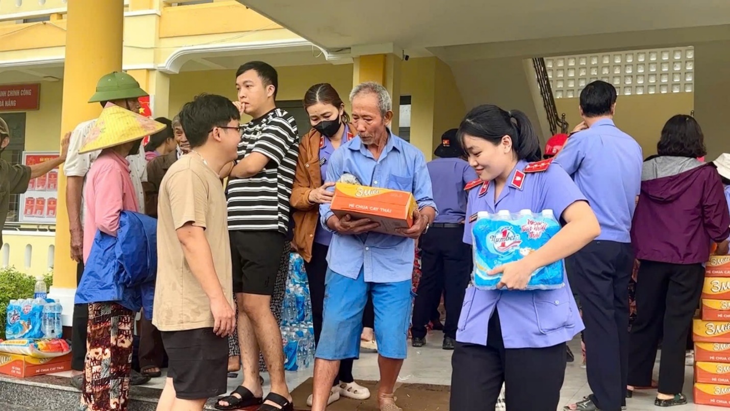 ''Ảnh có chứa trang phục, người, giày dép, đàn ông

Nội dung do AI tạo ra có thể không chính xác.''