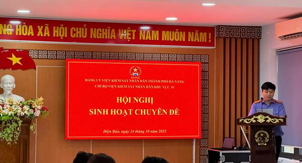 '''Ảnh có chứa văn bản, trang phục, trong nhà, hoa
Nội dung do AI tạo ra có thể không chính xác.'''