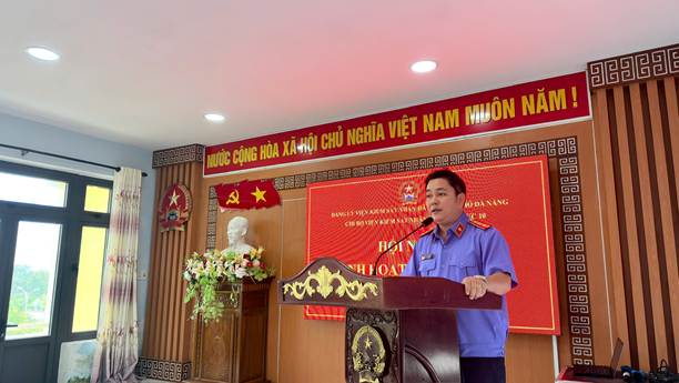 '''Ảnh có chứa trong nhà, trang phục, tường, cây trồng trong nhà
Nội dung do AI tạo ra có thể không chính xác.'''