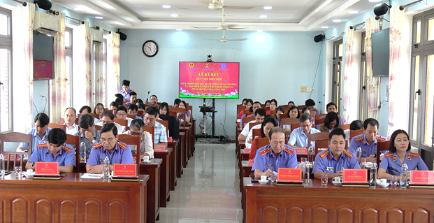 '''Ảnh có chứa trong nhà, trang phục, người, tường
Nội dung do AI tạo ra có thể không chính xác.'''